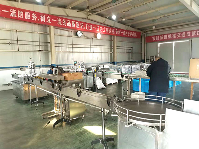 星火發(fā)動機燃油養(yǎng)護劑灌裝機械客戶車間實拍