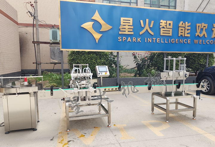 果醋飲料齒輪泵液體灌裝壓蓋機(jī)生產(chǎn)線實(shí)拍展示