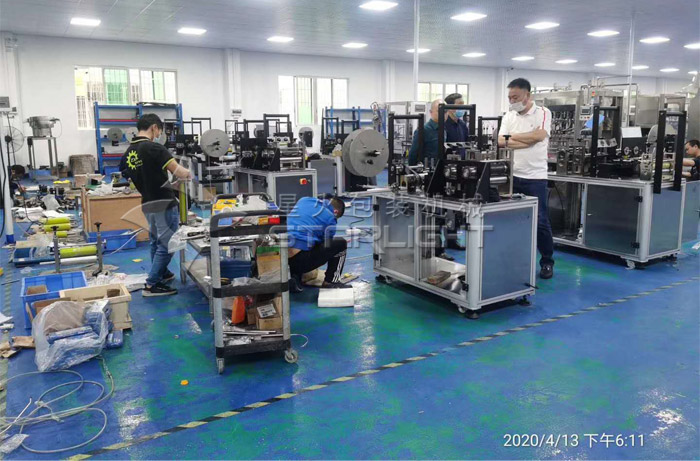 KN95口罩生產(chǎn)機(jī)械 半自動KN95口罩設(shè)備廠房拍攝圖