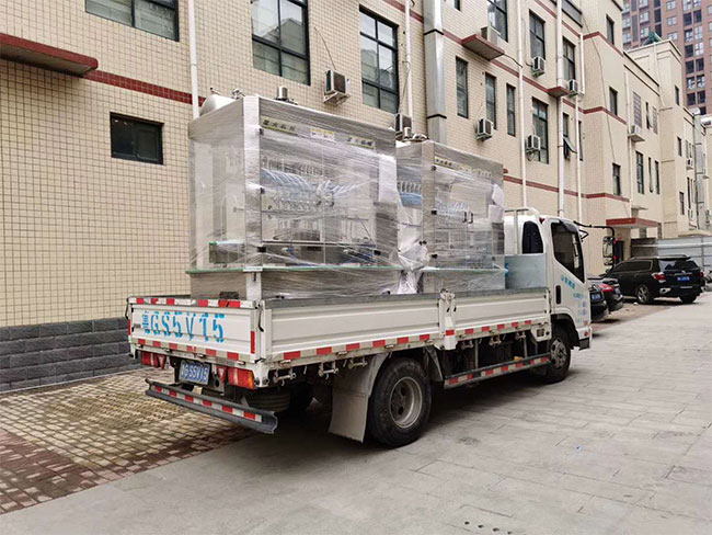 灌裝機生產(chǎn)線設備發(fā)貨現(xiàn)場