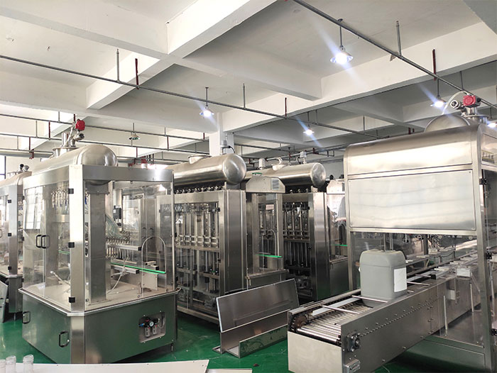 灌裝機(jī)車間實(shí)拍