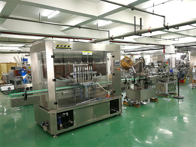 全自動(dòng)醬料灌裝機(jī)設(shè)備實(shí)拍