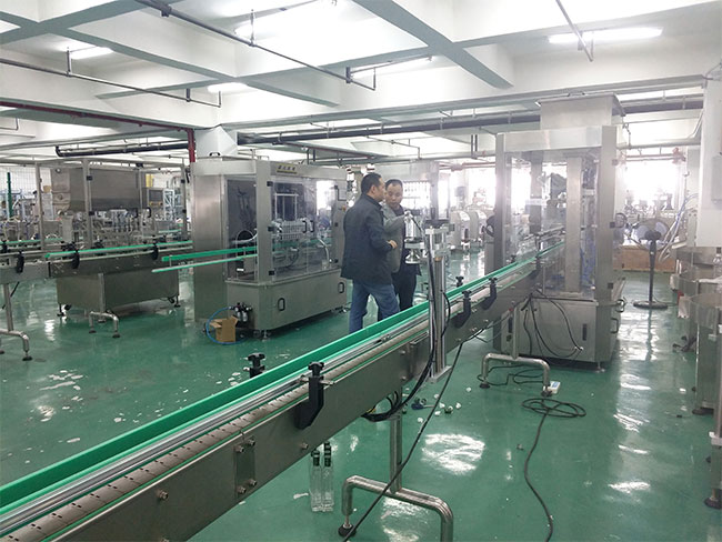 白酒灌裝機(jī)設(shè)備車間展示