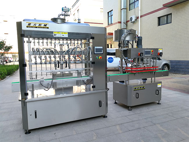 白酒灌裝機(jī)設(shè)備展示