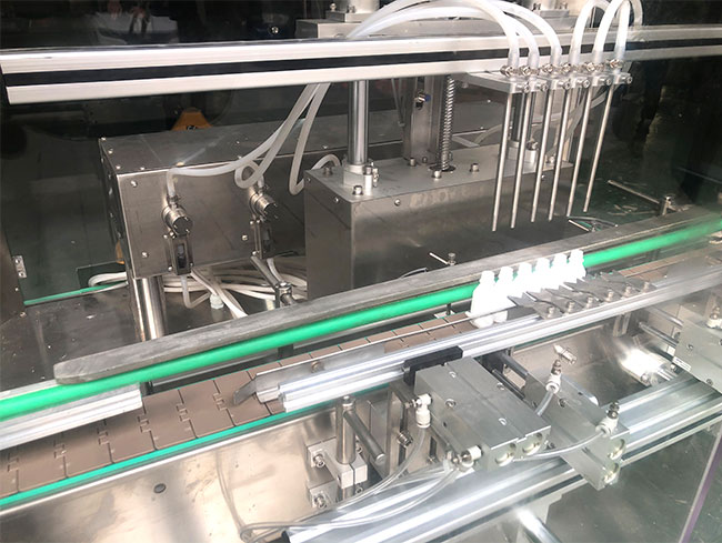 小瓶液體灌裝機(jī)生產(chǎn)線設(shè)備細(xì)節(jié)展示