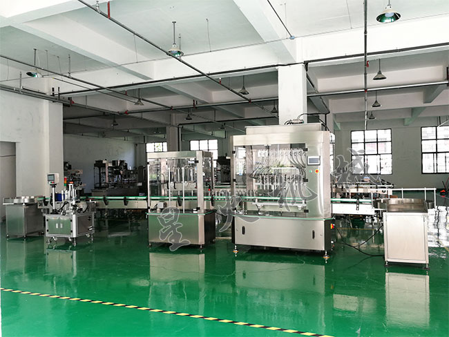 色拉油灌裝機(jī)設(shè)備展示