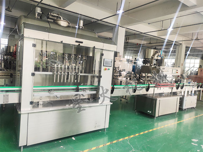 色拉油灌裝機(jī)設(shè)備展示