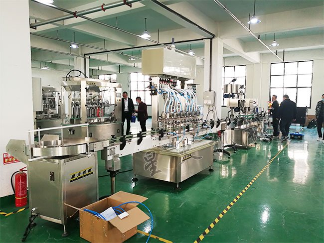 星火醫(yī)用消毒液生產(chǎn)線設(shè)備廠家的消毒液灌裝設(shè)備設(shè)備展示